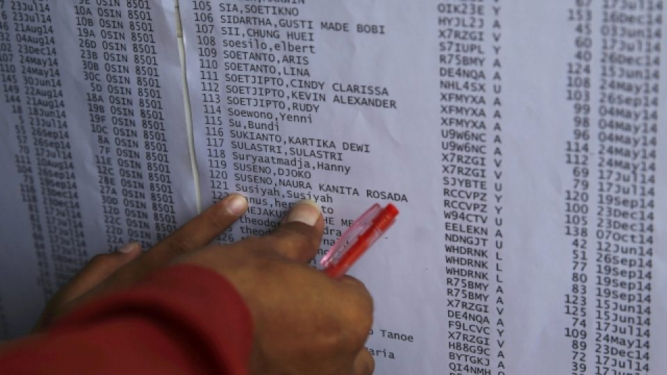 Na letišti v Surabaji jsou vystavené jmenné seznamy pasažérů tragického letu