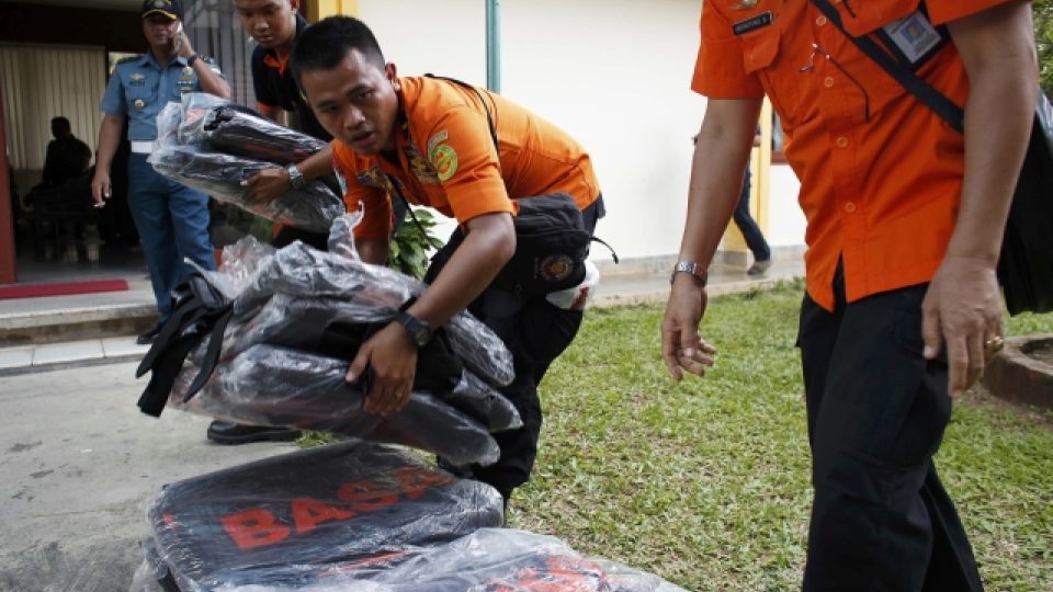 Záchranáři skládají materiál na ostrově Borneo