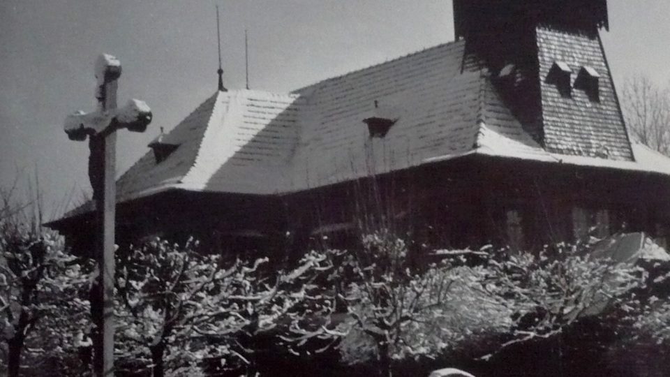 Katolický kostel Povýšení sv. Kříže r. 1946 (repro školní kronika 1924-1950)