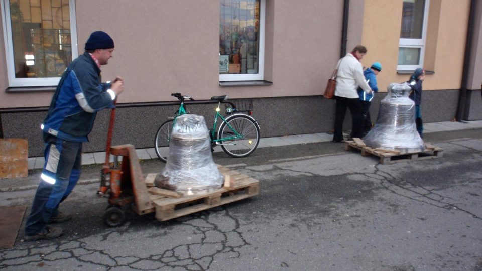 Takto putovaly nové zvony do kostela v Dobré