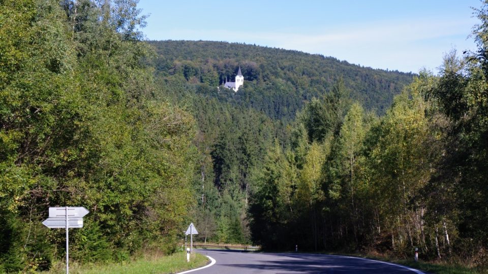 Kostel je nádhernou dominantou uprostřed lesů