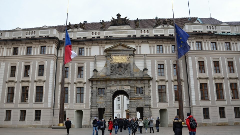 Původně volně stojící brána byla při přestavbě zakomponována do křídel budovy