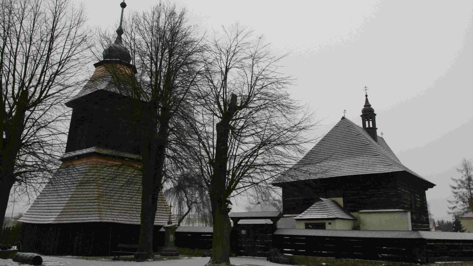 Dřevěný roubený kostel svatého Mikuláše ve Velinách se zvonicí je krajským unikátem