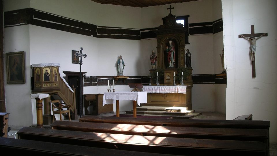 Interiér kostela svatého Mikuláše ve Velinách