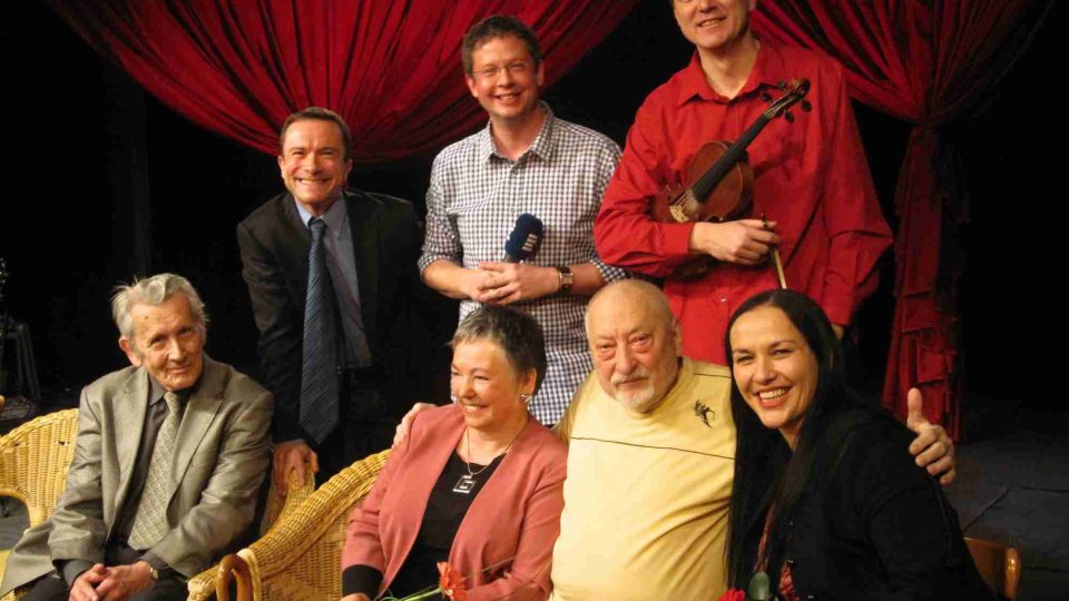 Chybět nemohlo ani závěrečné foto s přáteli Jana Petránka. Jana Rychterová, Milan Jíra, Filip Sychra, Vladimír Iljič Pecháček, Marta Balejová a moderátor Aleš Cibulka