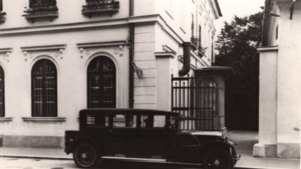 Kočár tažený koňmi nahradil před zámkem automobil - rok 1927