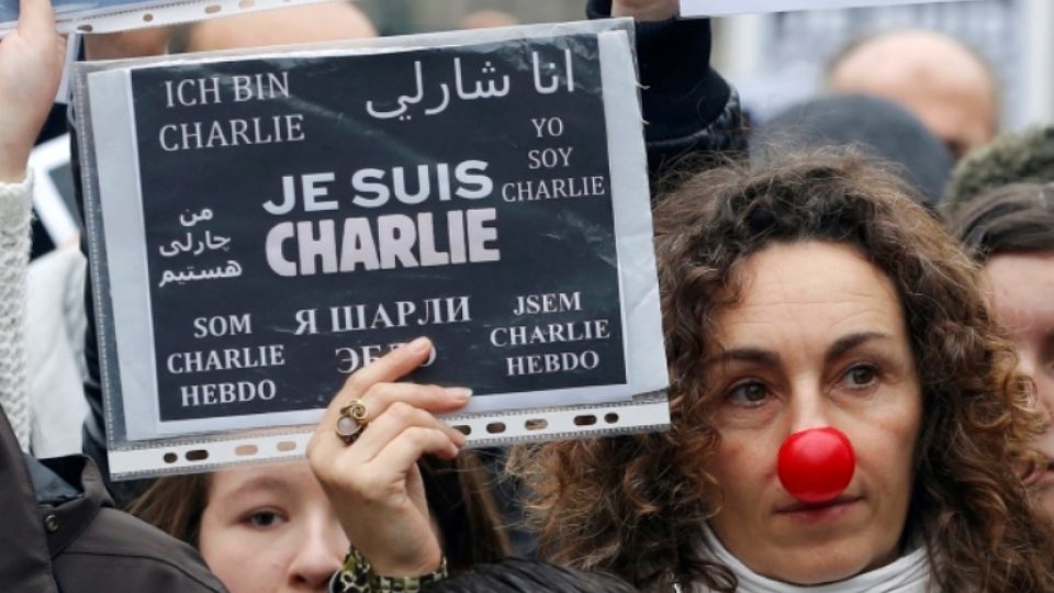Francie pochodem v Paříži uctí 17 obětí teroru