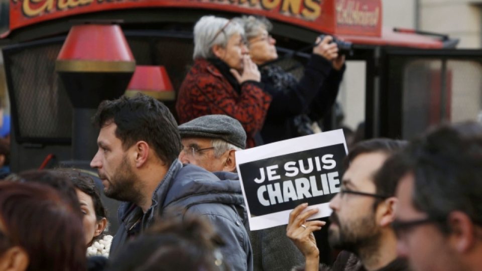 Paříž se připravuje na pietní manifestaci, čeká se až milión lidí