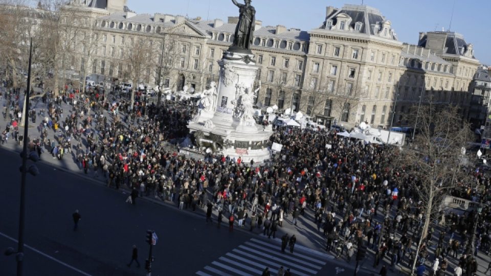 Lidé se začínají shromažďovat na pařížském náměstí Republiky před pietní manifestací 