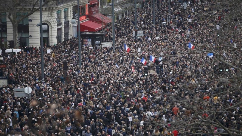 Statisíce lidí zamířily na Náměstí republiky v Paříži