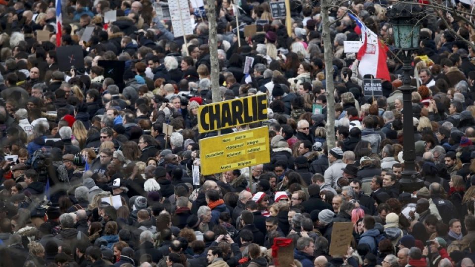 Statisíce lidí zamířily na Náměstí republiky v Paříži