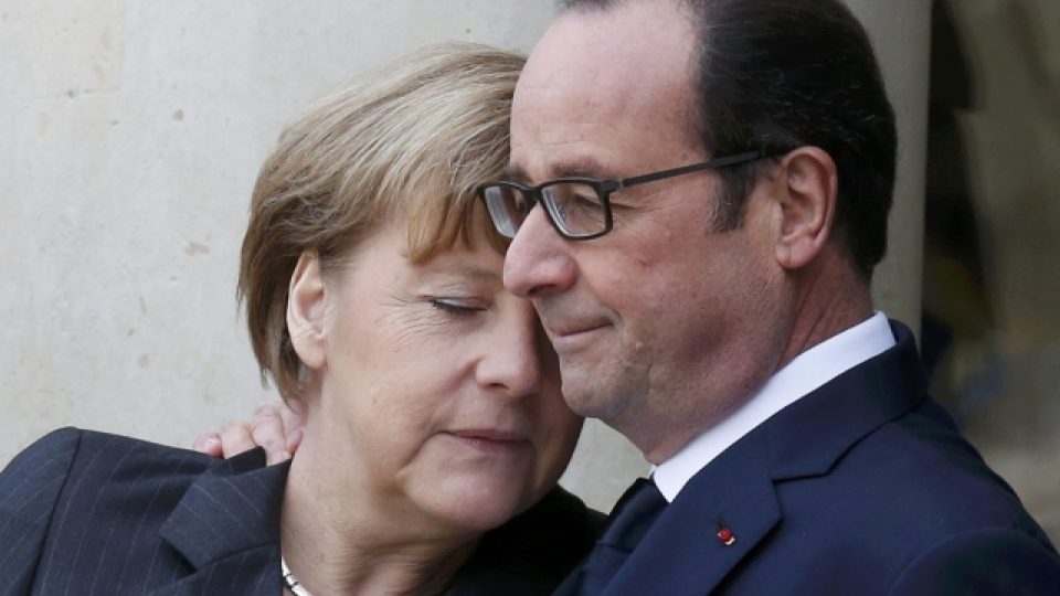 Německá kancléřka Angela Merkelová a francouzský prezident François Hollande před pochodem v Paříži