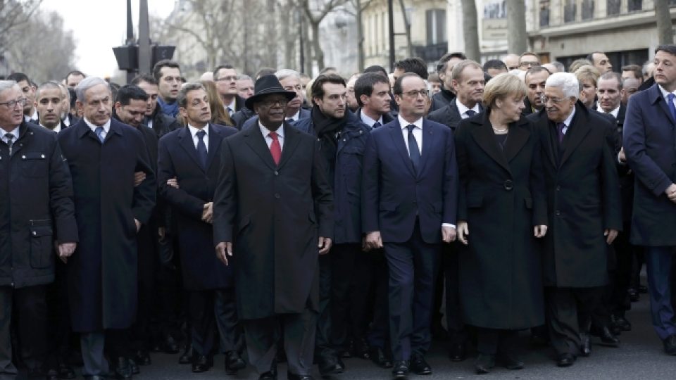 Státníci z celého světa se účastní obří manifestace v Paříži