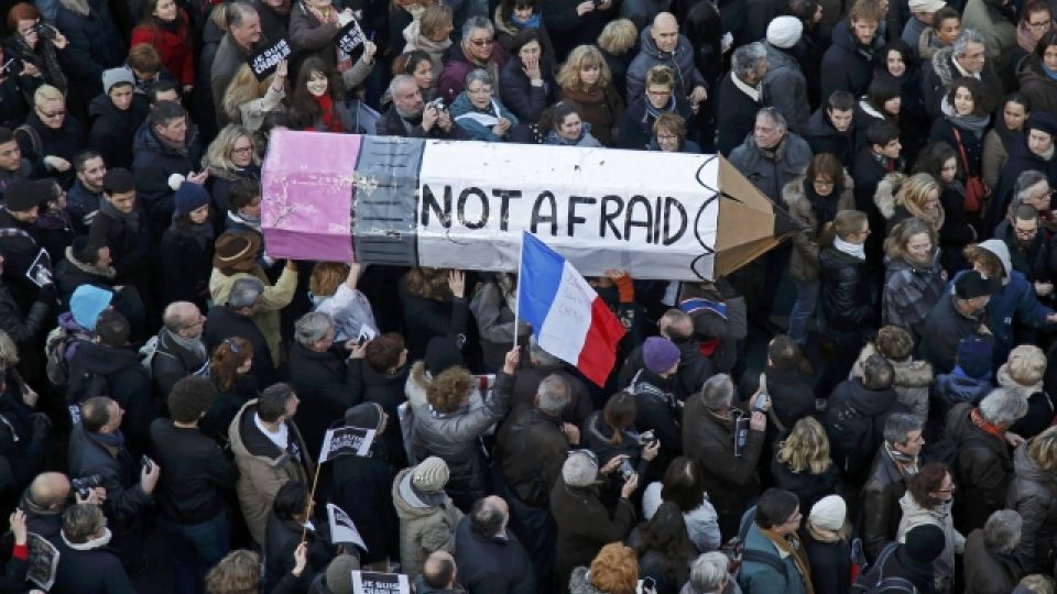 Tužka jako jeden ze symbolů pochodu v Paříži. A nápis: Nebojíme se