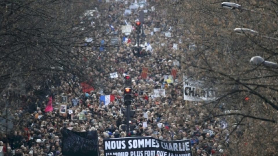 Ulice v Paříži jsou zaplněné lidmi při Pochodu za republiku