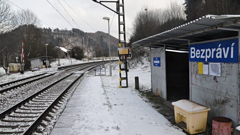 Asi půl kilometru od zastávky najdete památkově chráněný strážní domek