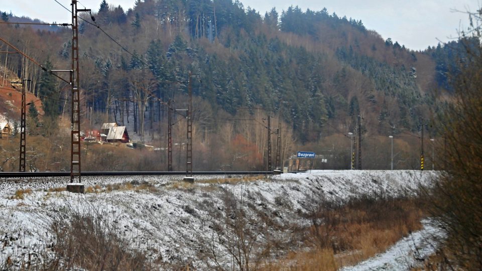 Malebné údolí u železniční zastávky Bezpráví