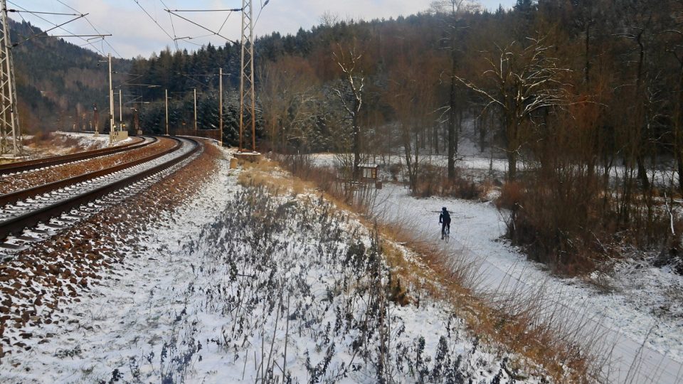 Podél trati tu vede i v zimě oblíbená cyklostezka