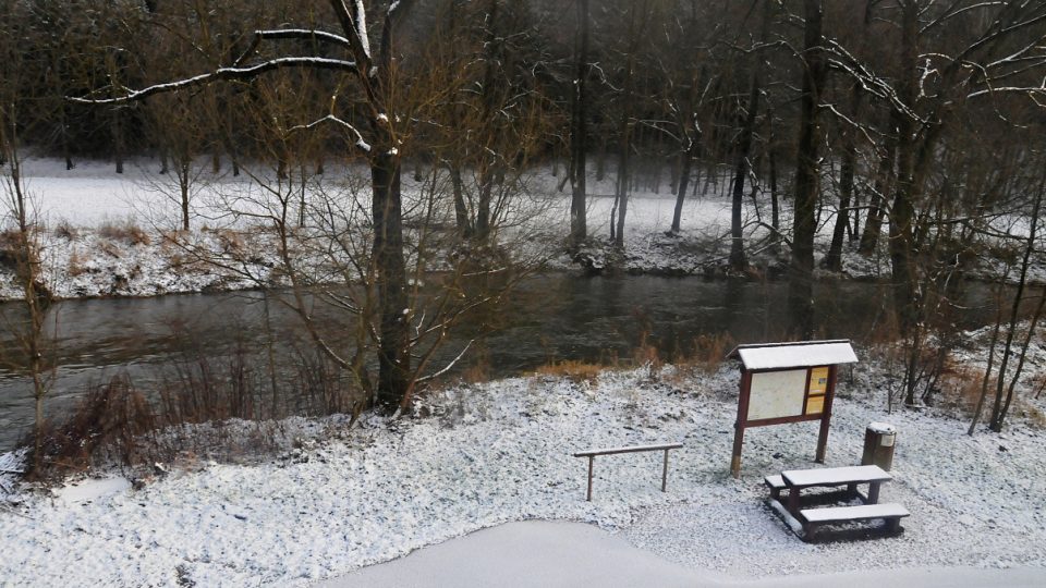 Zastávka podél trati a řeky na naučné stezce