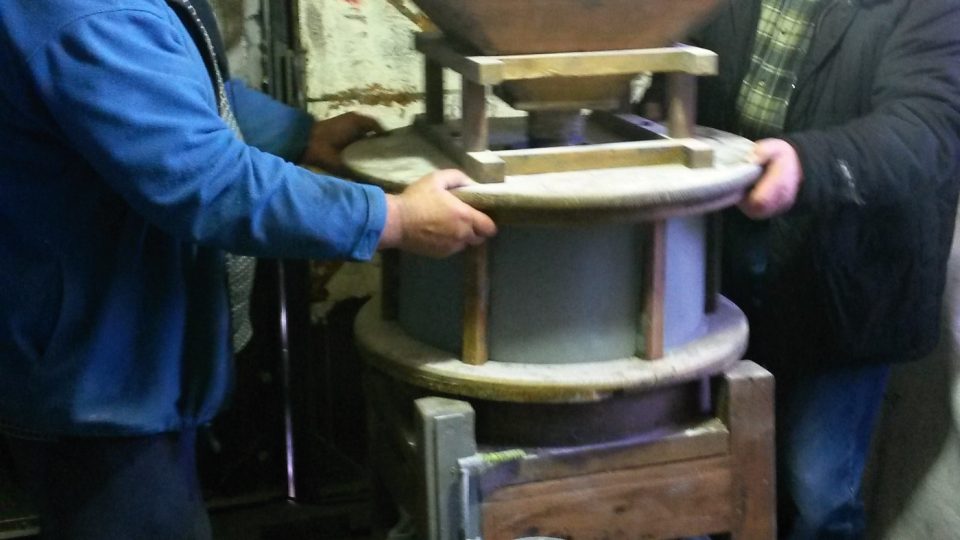 Starý ruční mlýnek Liberdovi vylepšili - mele s pomocí motoru