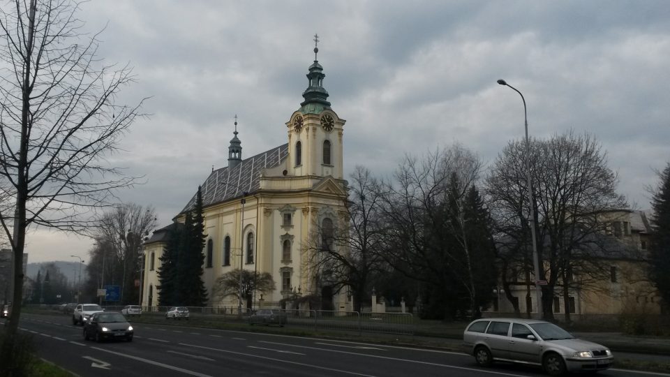 Kostel sv. Jana a Pavla ve Frýdku-Místku. Kdysi stával v polích na samotě, dnes kolem vede rušná výpadovka