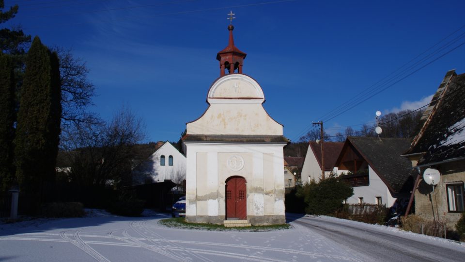 Počátky kaple sv. Jana a Pavla sahají do 18. století.