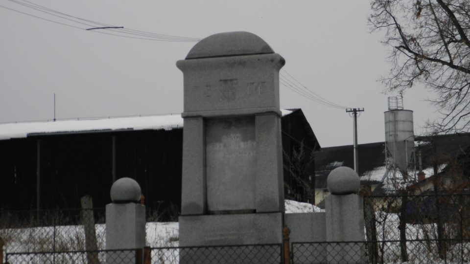 Pomník padlým v I. světové válce stojí před školou