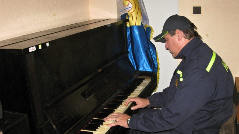 Hasič-klavírista