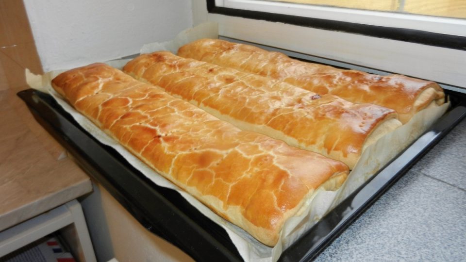 Tvarůžková cukrárna v Lošticích - příprava tvarůžkového štrůdlu Tvarůžková cukrárna v Lošticích - příprava tvarůžkového štrůdlu