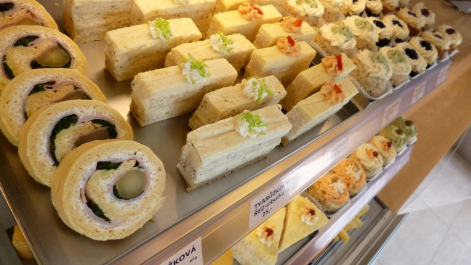 Tvarůžková cukrárna v Lošticích - ukázka sortimentu | foto: Zbyněk Poštulka Tvarůžková cukrárna v Lošticích - ukázka sortimentu