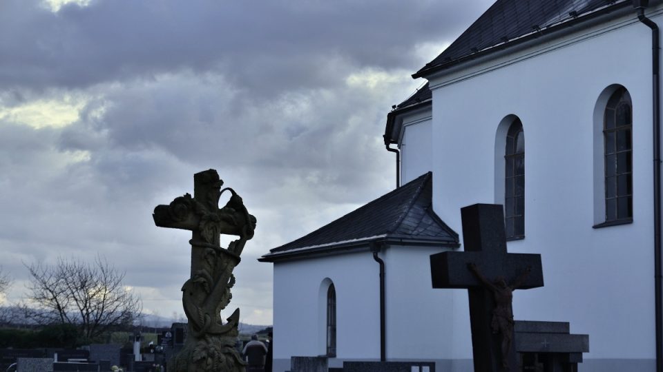 Kostel s hřbitovem