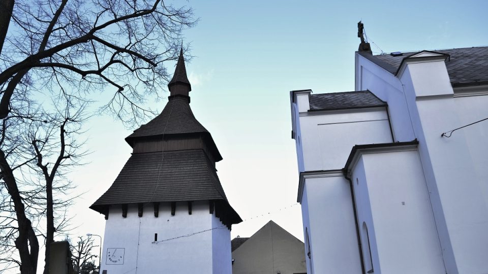 Kostel se zvonicí