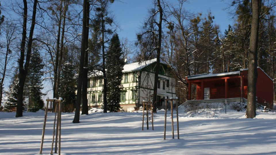 Léčebný dům Ondřejka (vlevo) - tzv. norský styl