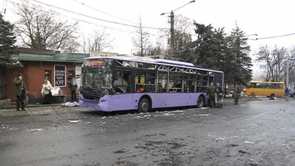 Trolejbus poškozený při minometném útoku v Doněcku