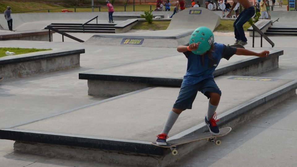 Devítiletý Joao Susso zkouší svůj trik. Do skateparku ho vozí tatínek autem