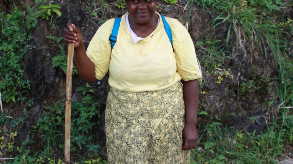 Jamajská žena s typickým nákladem