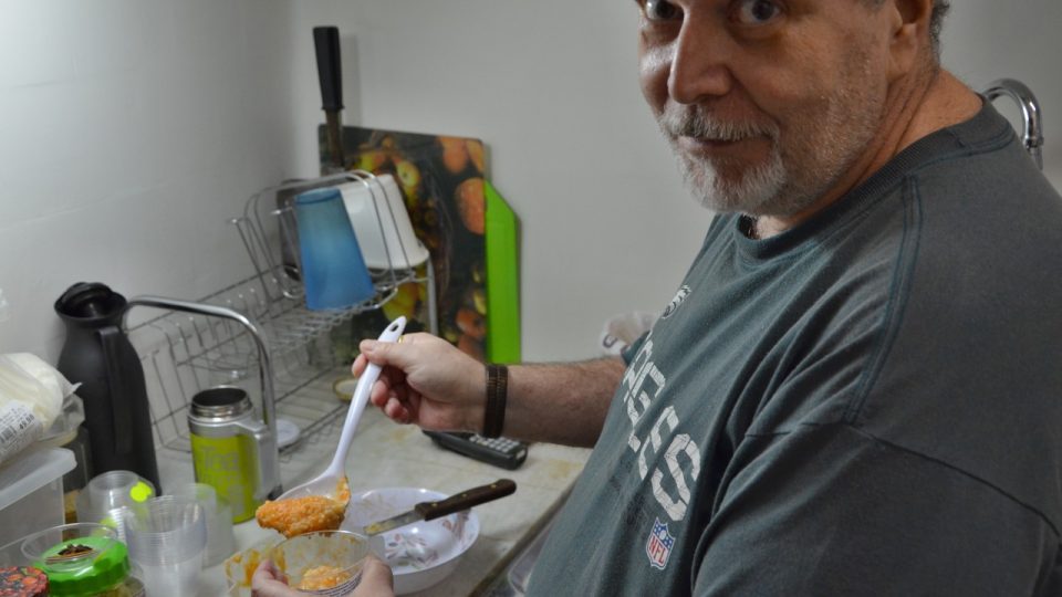 Isac Liberman ve své kuchyni právě plní kelímek výtečným přírodním kuskusem z tapioky s dýňovou příchutí