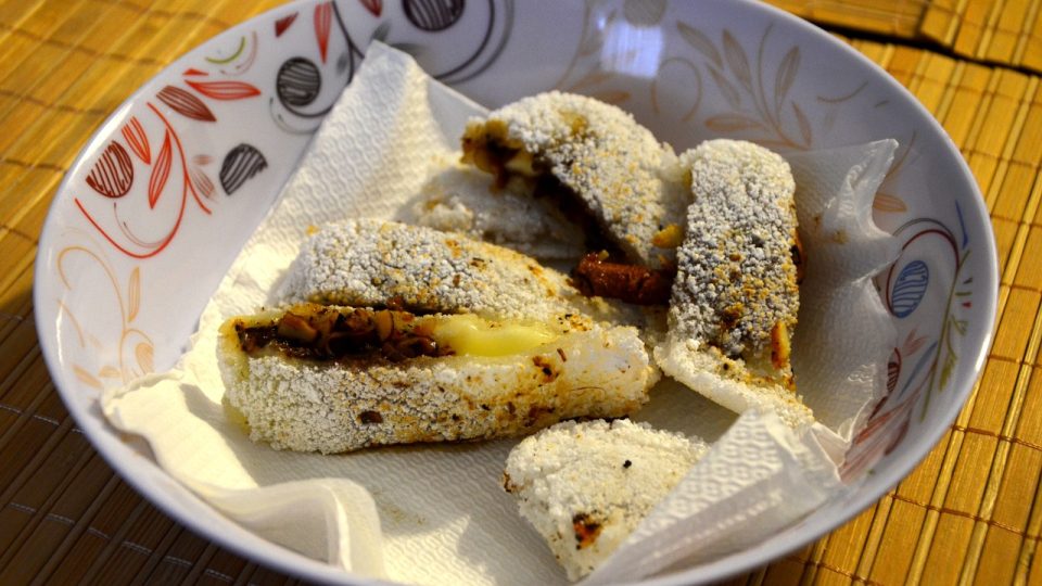 Tapioková placka se sýrem, jahodovou marmeládou a s flambovanou náplní z křížal, mandlí, kokosu a skořice