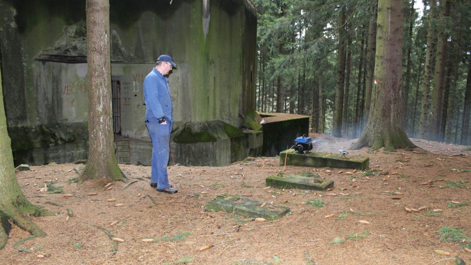 Předseda BBCK Jiří Fiedler a agregát pro osvětlení interiéru objektu StM-S 31b - Ozdravovna