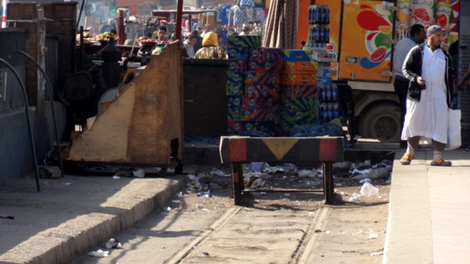 Konec tramvajových kolejí u nádraží Ramsís. Hlouběji do centra jsou už koleje dávno vytrhané a ani sem už pravidená linka nezajíždí