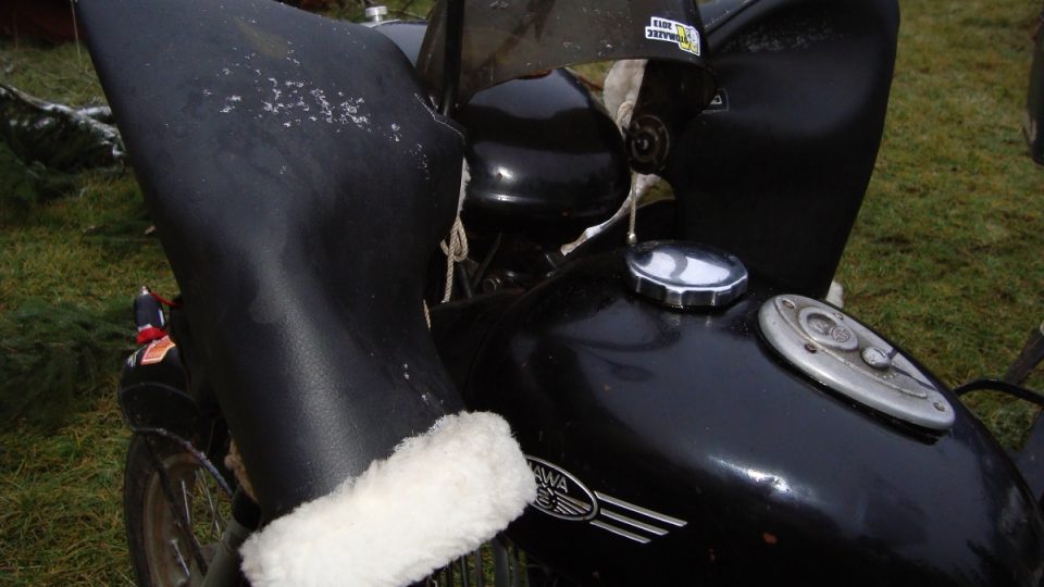 Motorkáři si své stroje upravují tak, aby cestou nezmrzli