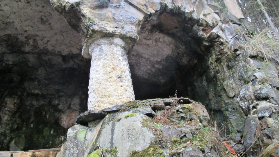 Umělá jeskyně ukrývá pítko