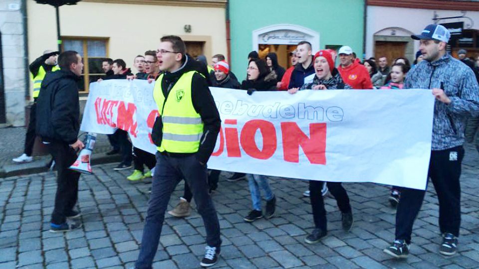 Pochod fanoušků za rekonstrukci letního stadionu v Pardubicích