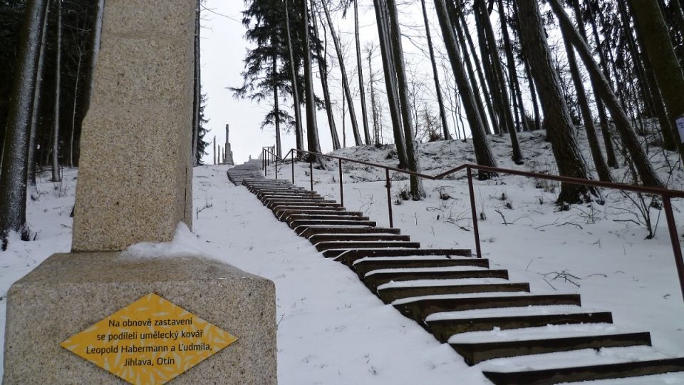 Dřevěné schodiště na vrchol Kalvárie