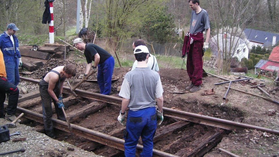 Dobrovolníci pracují na kolejích do Zubrnic