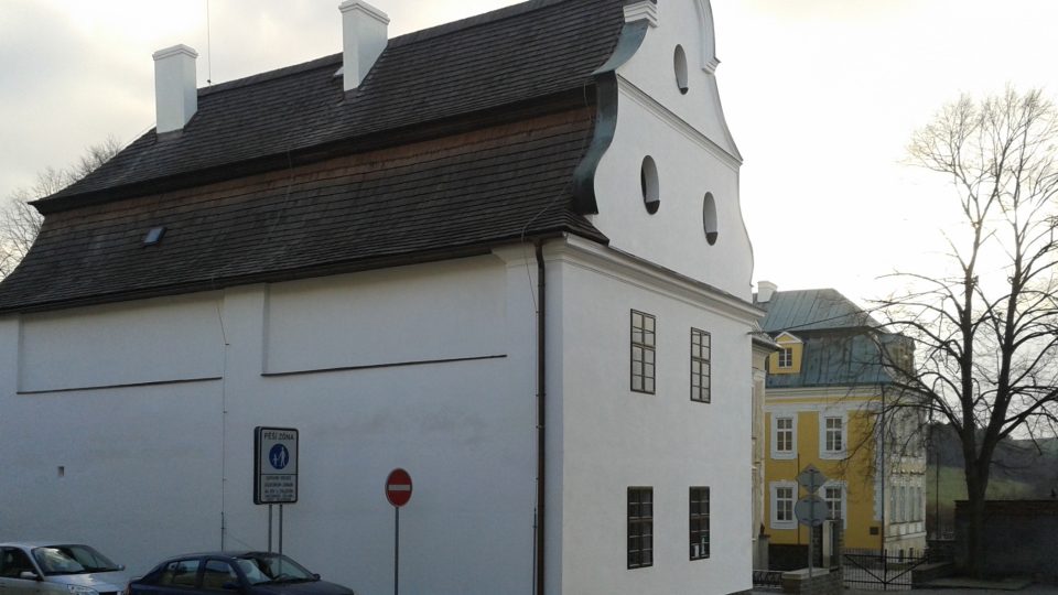 Sídlo muzea - barokní dům z poloviny 18. století. Muzeum těsně sousedí se zámkem (od náměstí za muzeem vpravo)