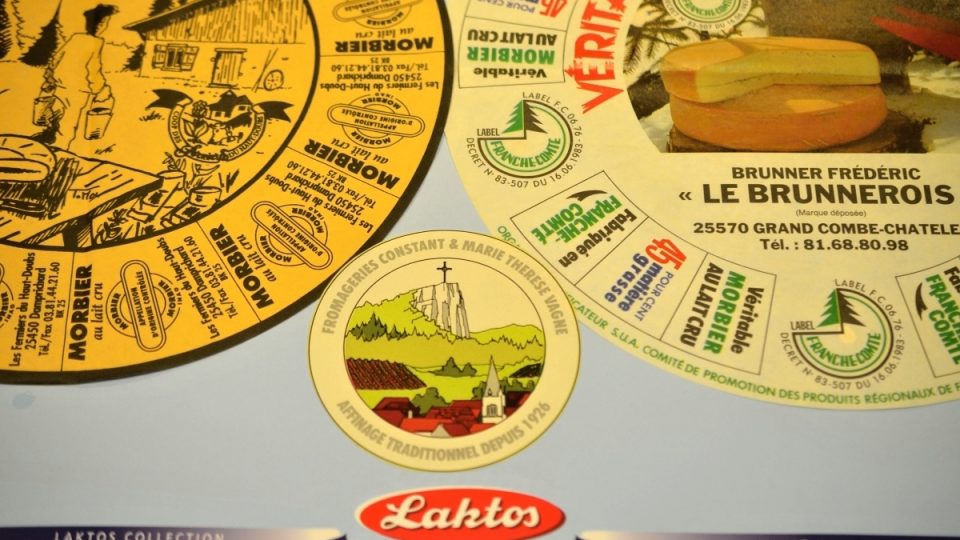 Francouzské etikety pro výstavu Farmářských sýrů