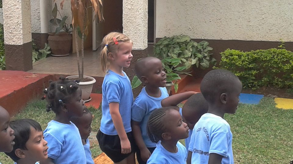 Adina a její afričtí spolužáci v nairobské školce