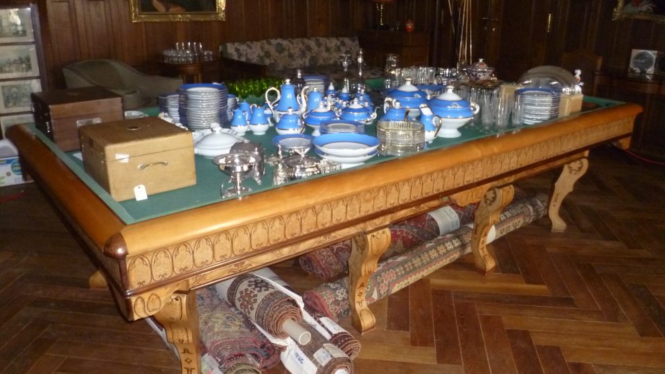 Na kulečníkovém stole náměšťského zámku je naskládané nádobí, které měl na výstavu půjčené zámek v Jaroměřicích nad Rokytnou