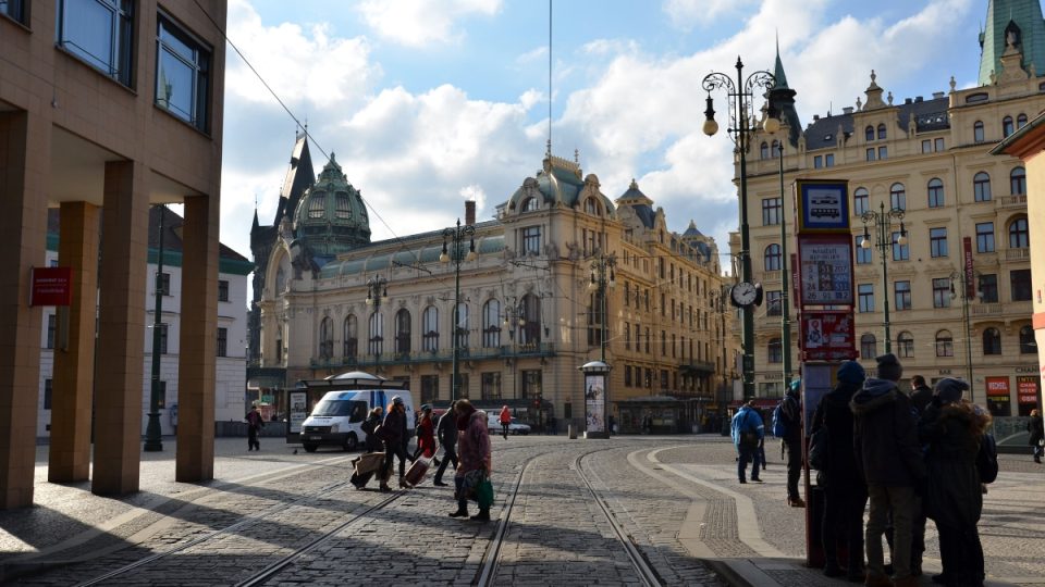 Obecní dům stojí na náměstí Republiky a lze k němu dojet metrem či tramvají